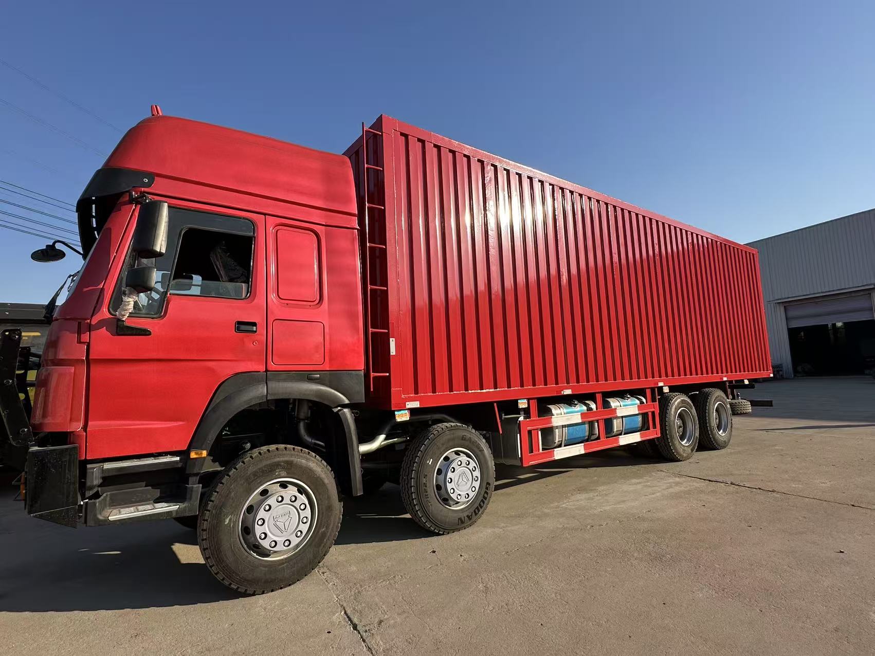 Sinotruk 371 horsepower 8x4 box van truck